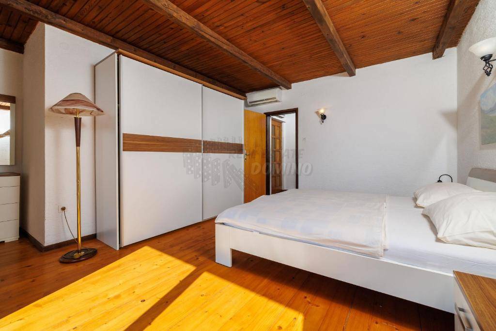 Dve hiši z bazenom in savno! Punat, otok Krk