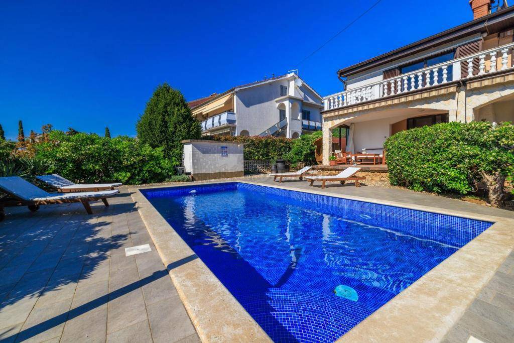 Dve hiši z bazenom in savno! Punat, otok Krk