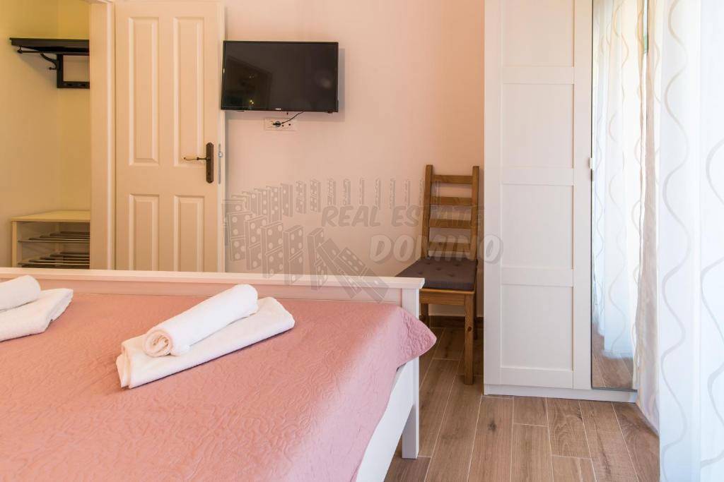 Očarljiva vila z vrtom in bazenom!