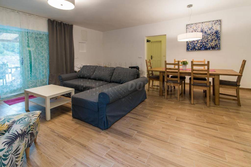 Očarljiva vila z vrtom in bazenom!