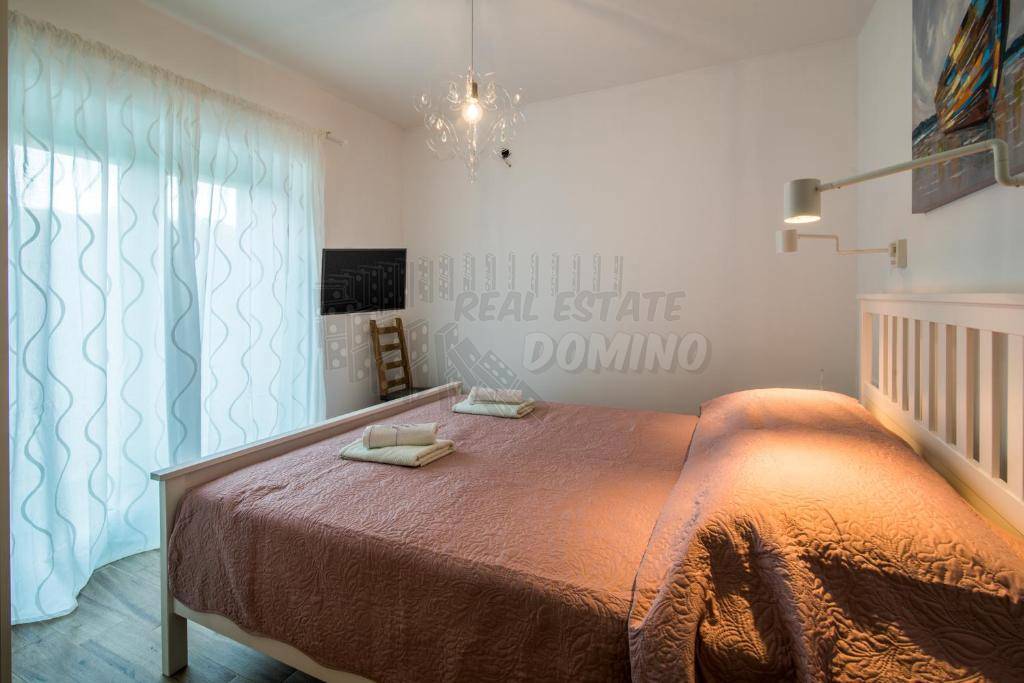 Očarljiva vila z vrtom in bazenom!