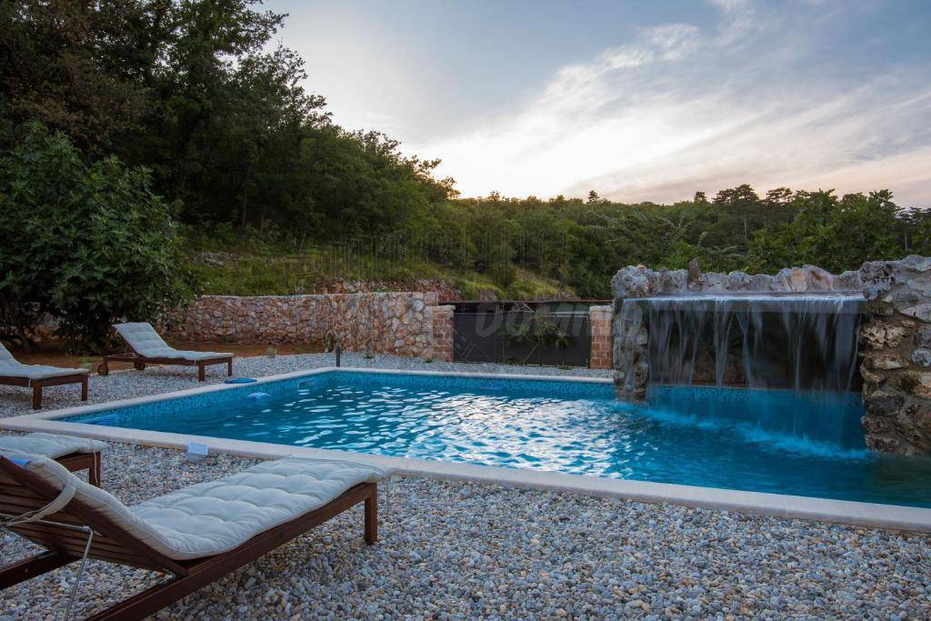 Očarljiva vila z vrtom in bazenom!