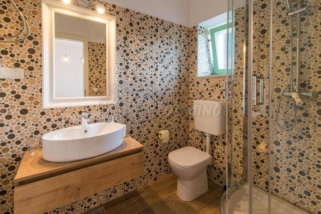 Očarljiva vila z vrtom in bazenom!