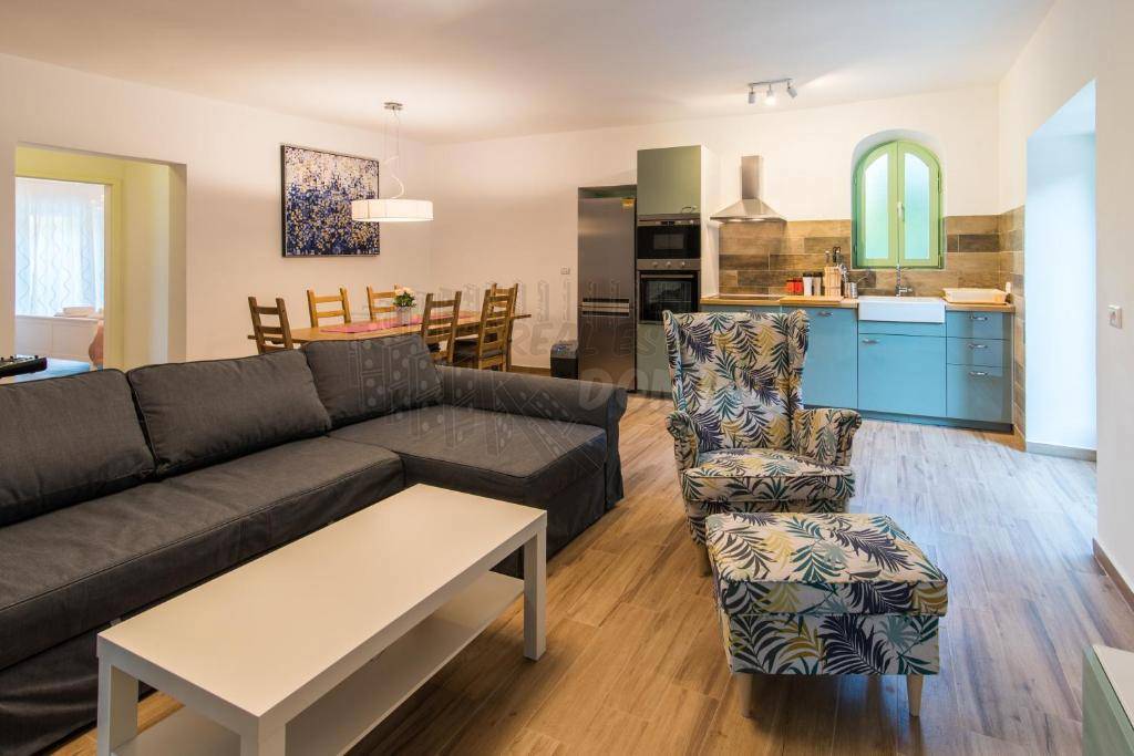 Očarljiva vila z vrtom in bazenom!