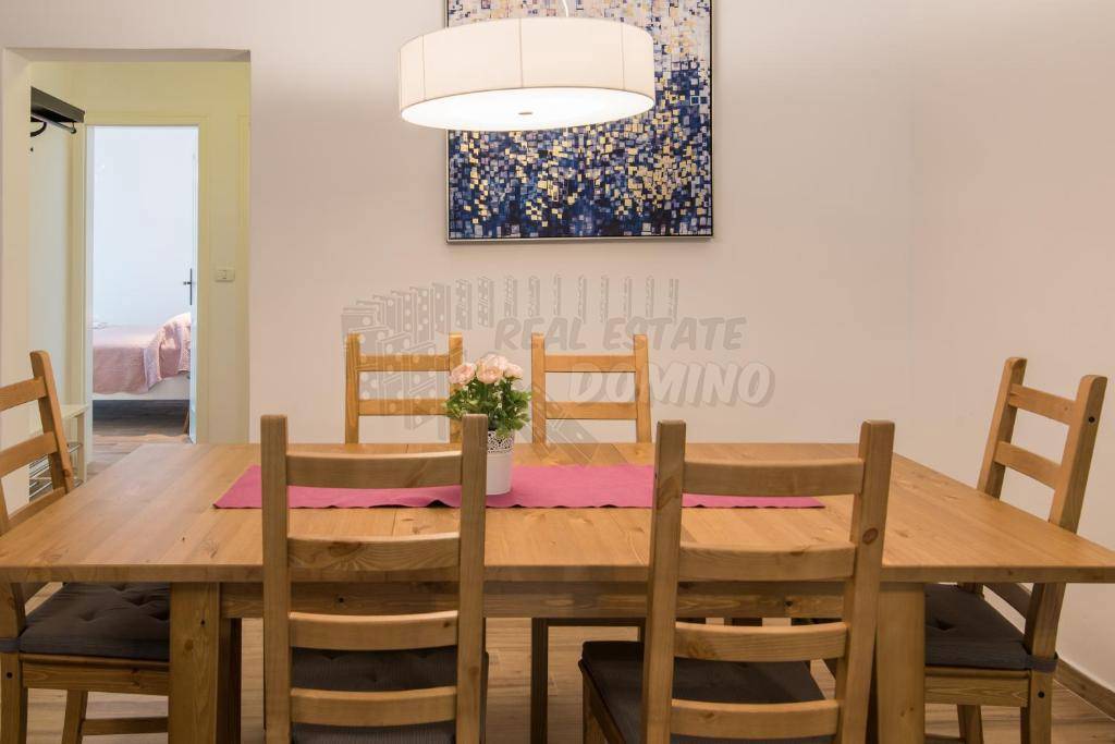 Očarljiva vila z vrtom in bazenom!