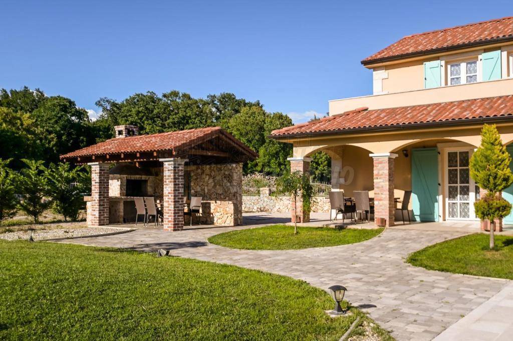 Prelepa kmečka vila z bazenom in vrtom!