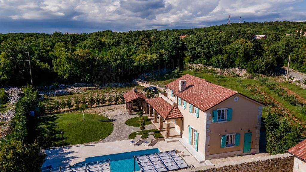 Prelepa kmečka vila z bazenom in vrtom!