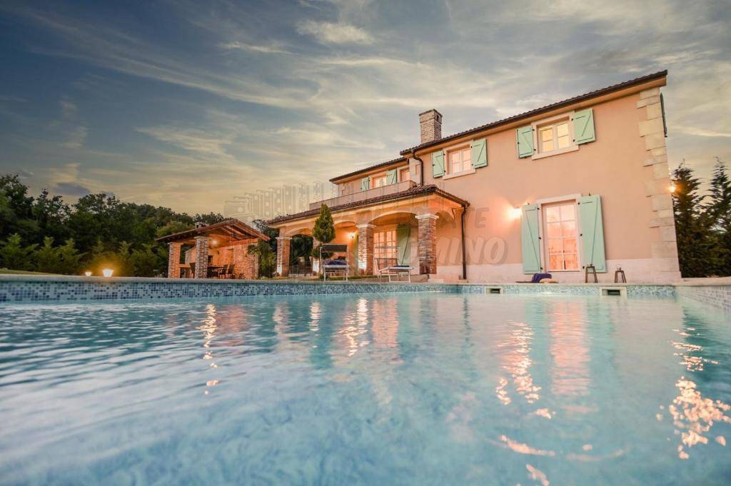 Prelepa kmečka vila z bazenom in vrtom!