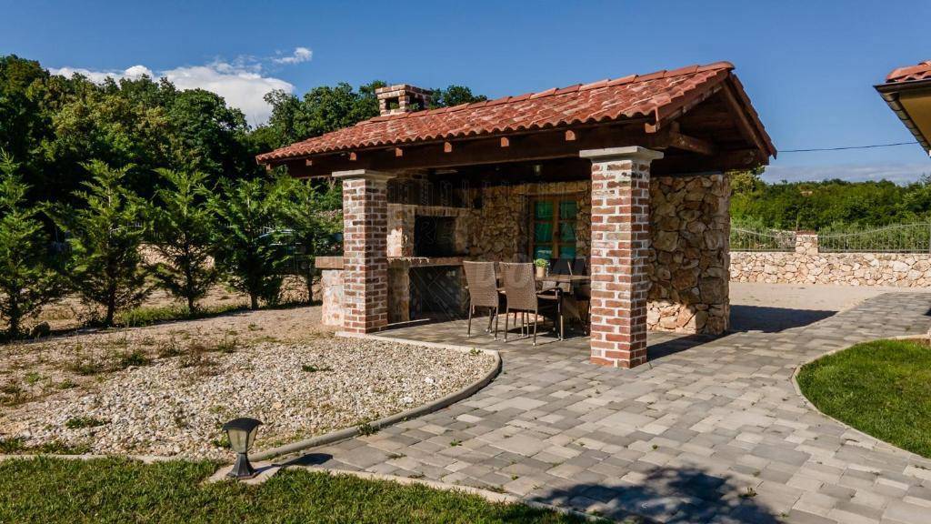 Prelepa kmečka vila z bazenom in vrtom!