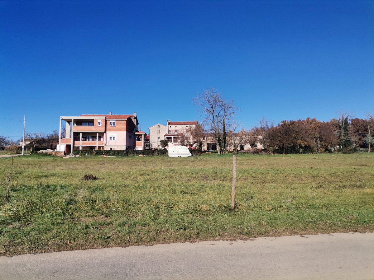 Z-699 veliko građevinsko zemljište Vižinada