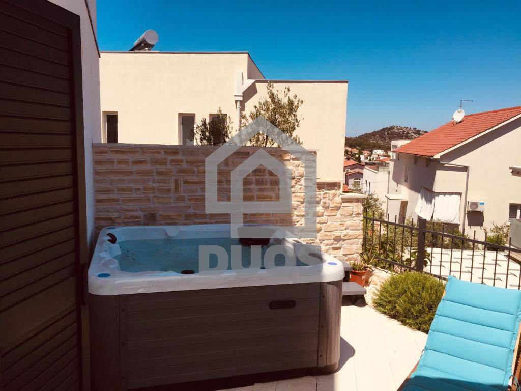 Čudovito stanovanje v pritličju stavbe s teraso velikosti 40 m2 in dvema parkirnima mestoma