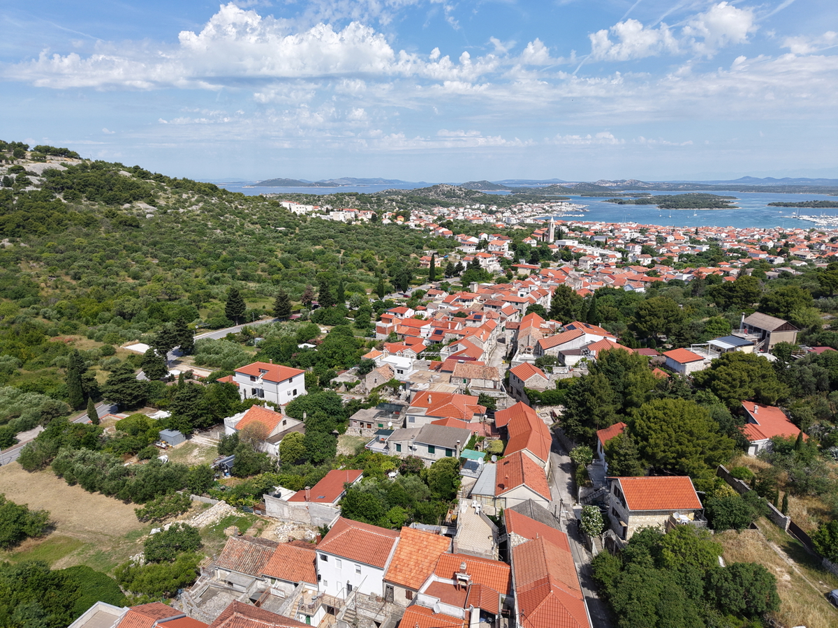 Čudovite kamnite hiše v starem delu Murterja z razgledom na morje in parkirnim mestom