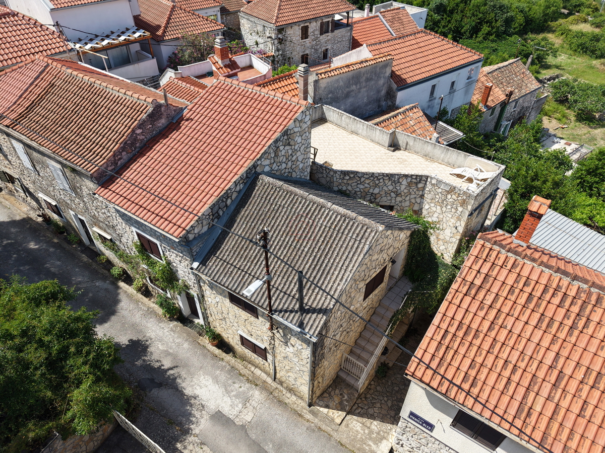 Čudovite kamnite hiše v starem delu Murterja z razgledom na morje in parkirnim mestom