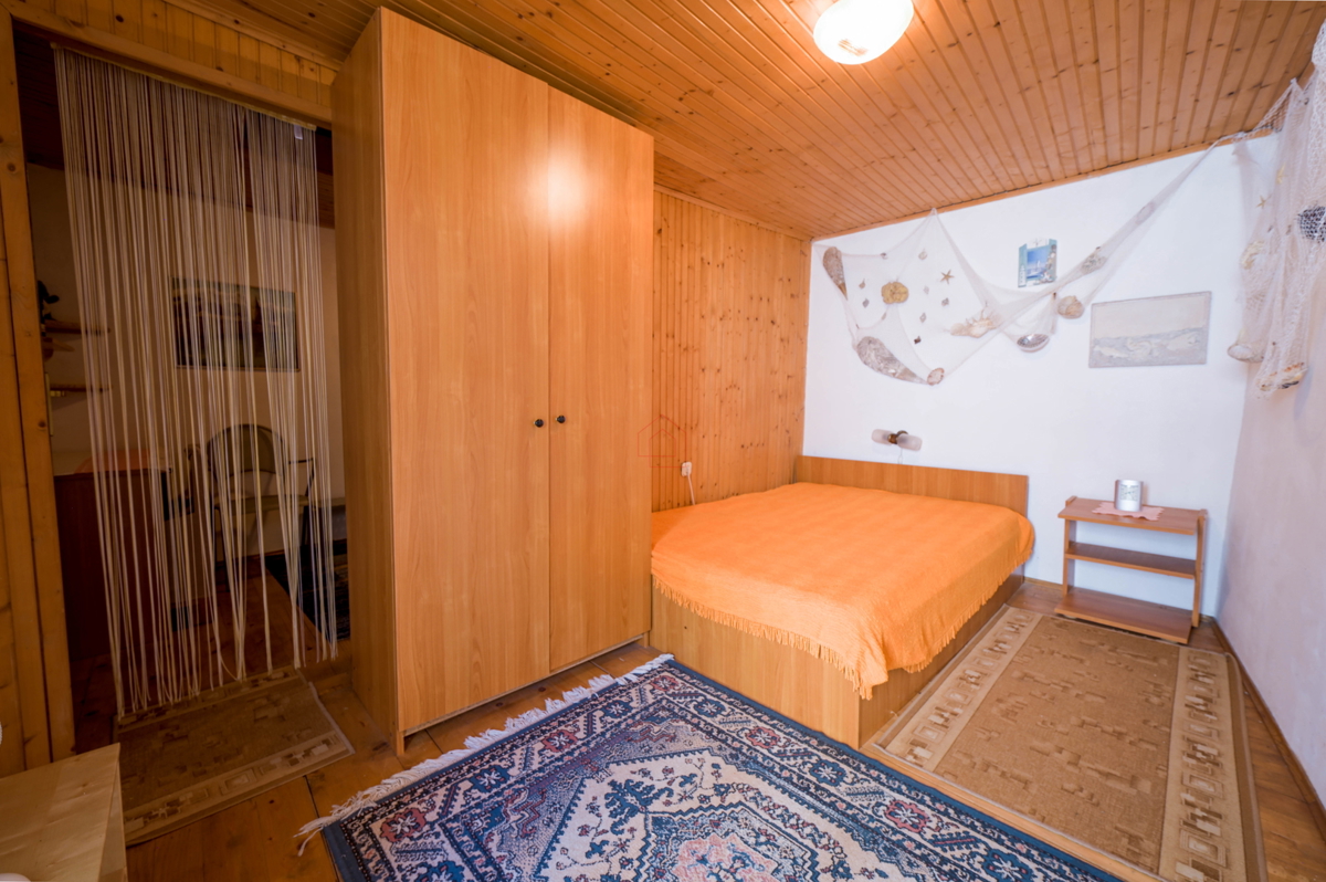 Čudovite kamnite hiše v starem delu Murterja z razgledom na morje in parkirnim mestom