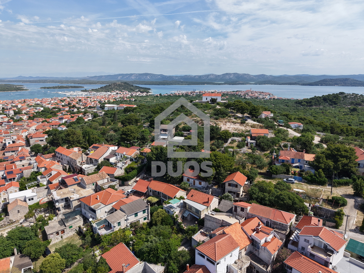 Čudovite kamnite hiše v starem delu Murterja z razgledom na morje in parkirnim mestom