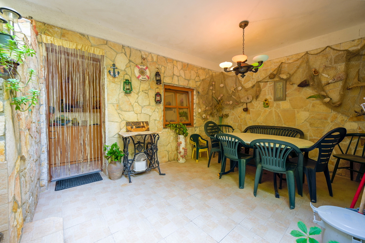 Čudovite kamnite hiše v starem delu Murterja z razgledom na morje in parkirnim mestom