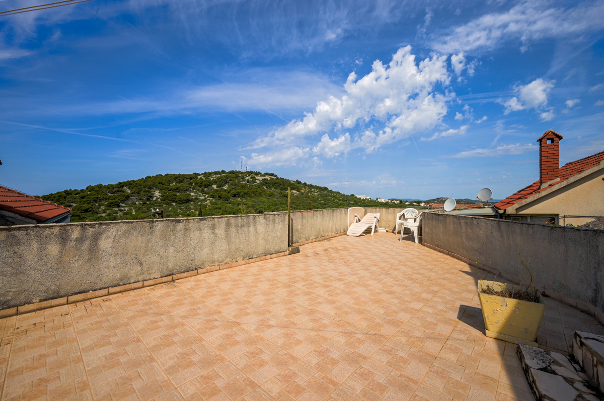 Čudovite kamnite hiše v starem delu Murterja z razgledom na morje in parkirnim mestom