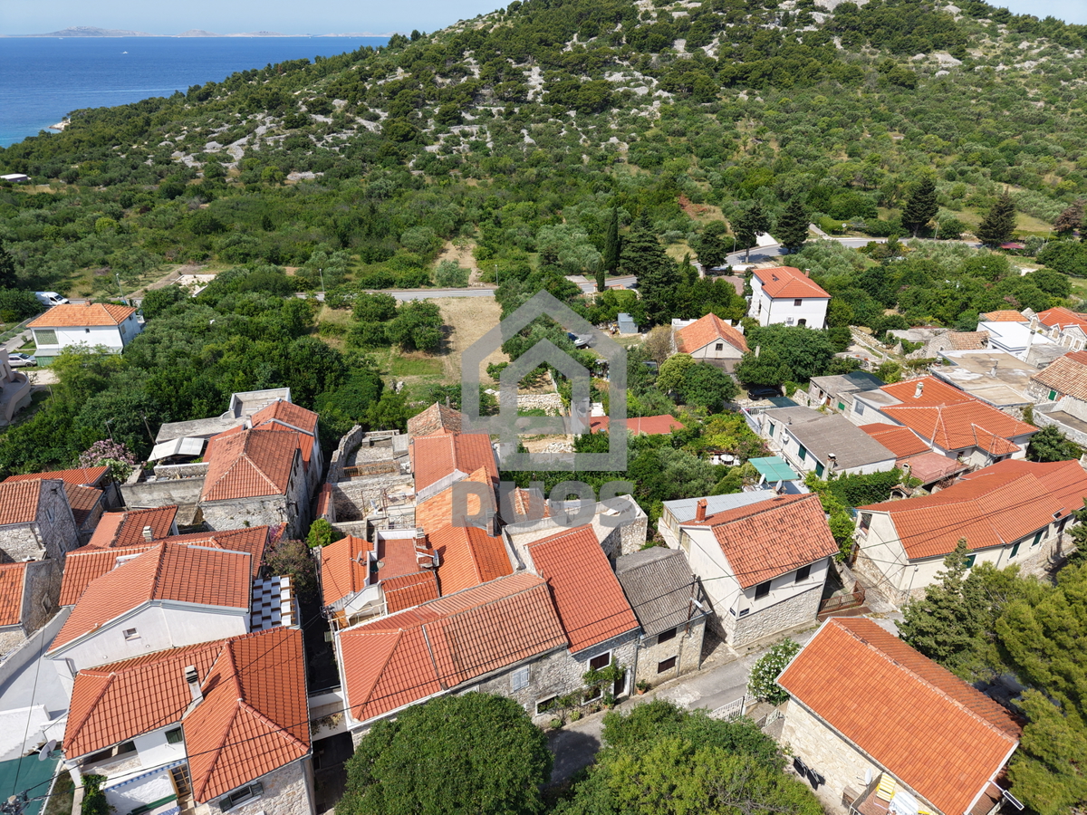 Čudovite kamnite hiše v starem delu Murterja z razgledom na morje in parkirnim mestom