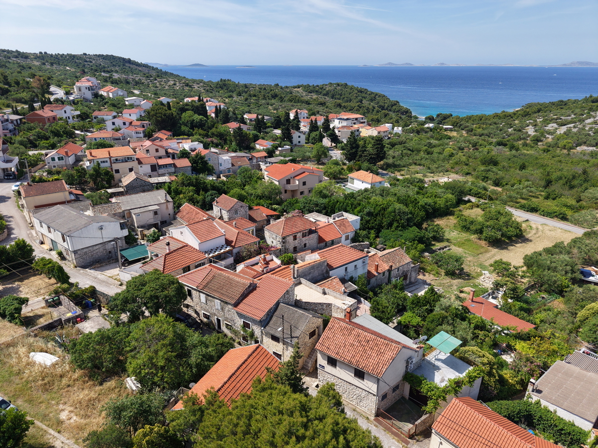 Čudovite kamnite hiše v starem delu Murterja z razgledom na morje in parkirnim mestom