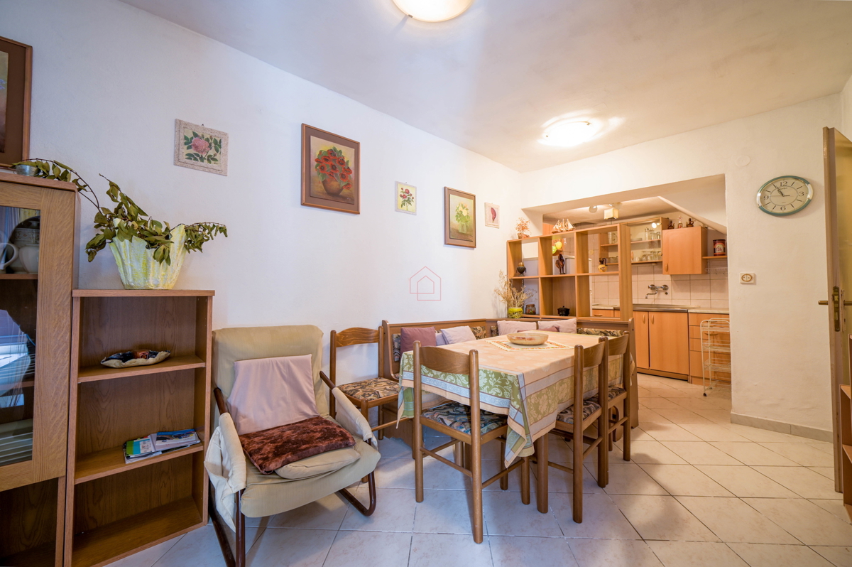 Čudovite kamnite hiše v starem delu Murterja z razgledom na morje in parkirnim mestom