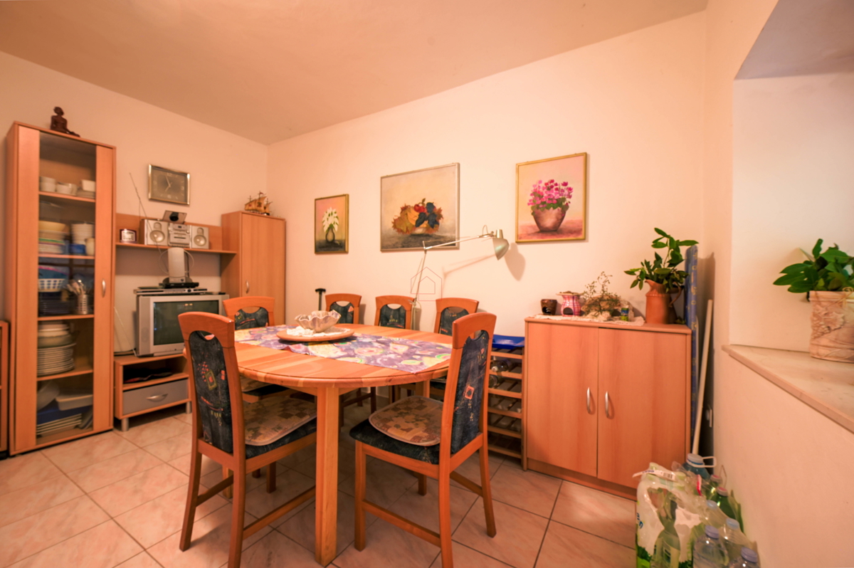 Čudovite kamnite hiše v starem delu Murterja z razgledom na morje in parkirnim mestom