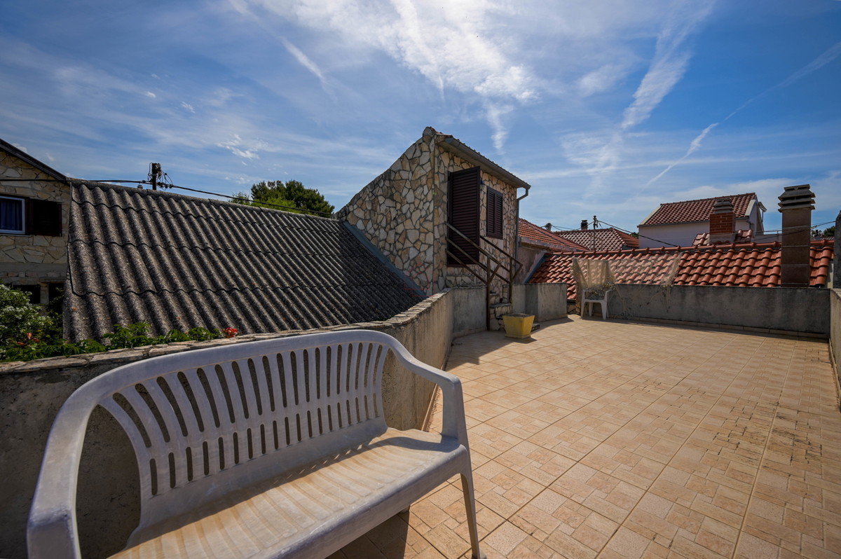 Čudovite kamnite hiše v starem delu Murterja z razgledom na morje in parkirnim mestom