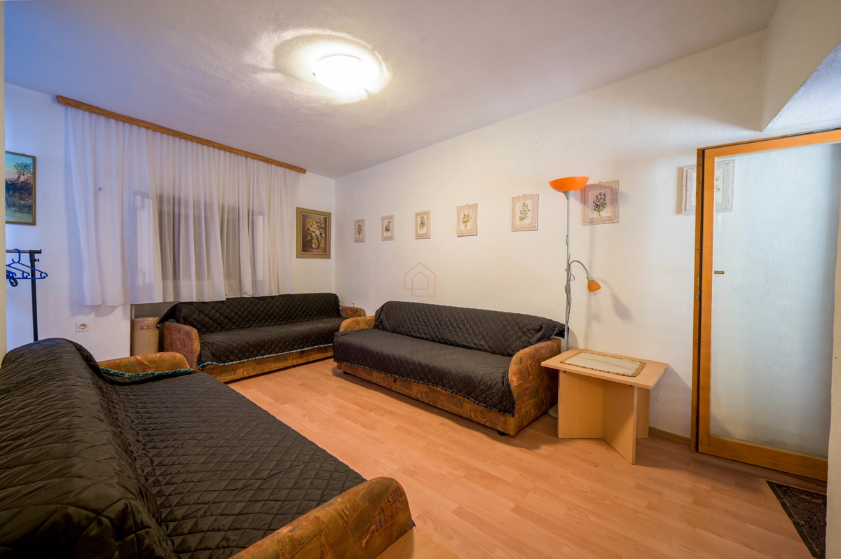 Čudovite kamnite hiše v starem delu Murterja z razgledom na morje in parkirnim mestom