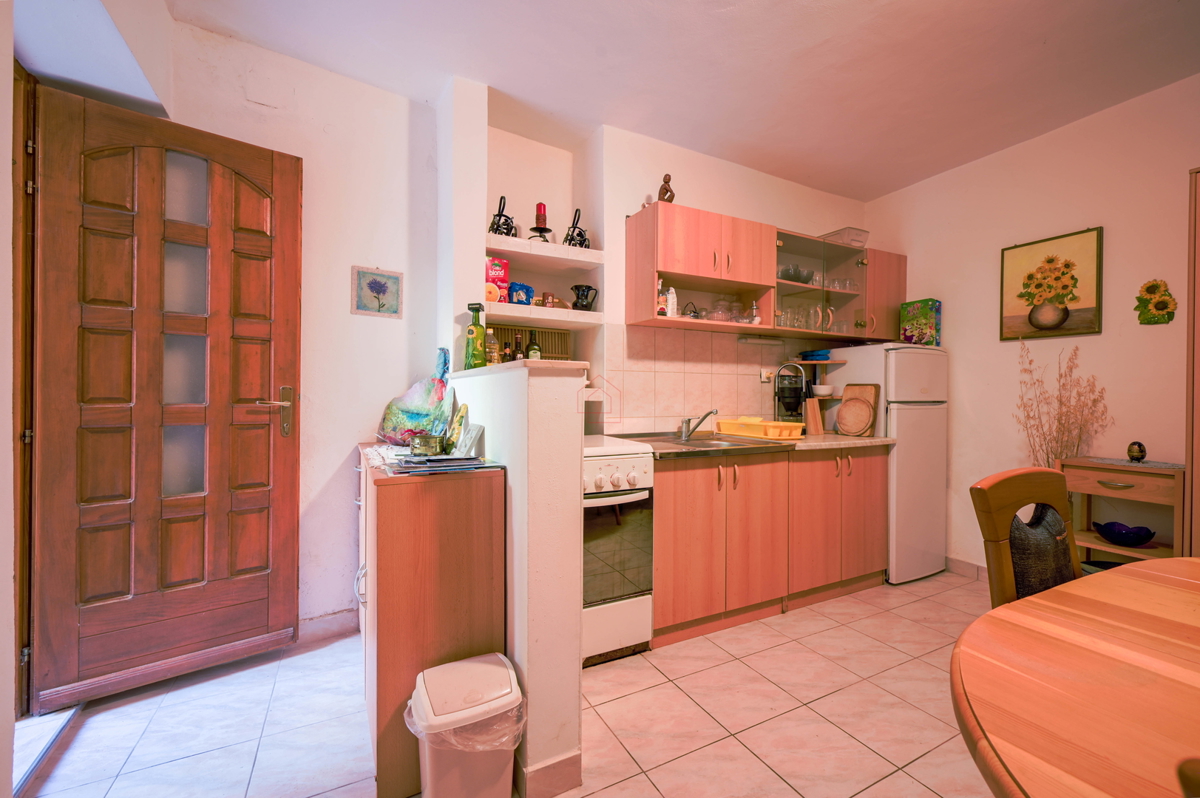 Čudovite kamnite hiše v starem delu Murterja z razgledom na morje in parkirnim mestom