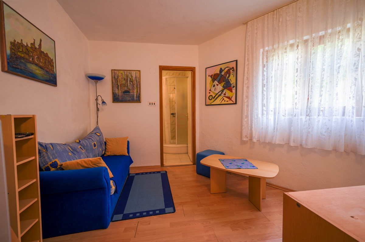 Čudovite kamnite hiše v starem delu Murterja z razgledom na morje in parkirnim mestom