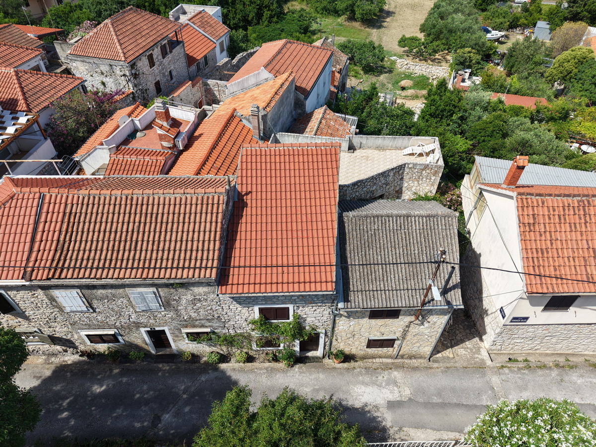 Čudovite kamnite hiše v starem delu Murterja z razgledom na morje in parkirnim mestom
