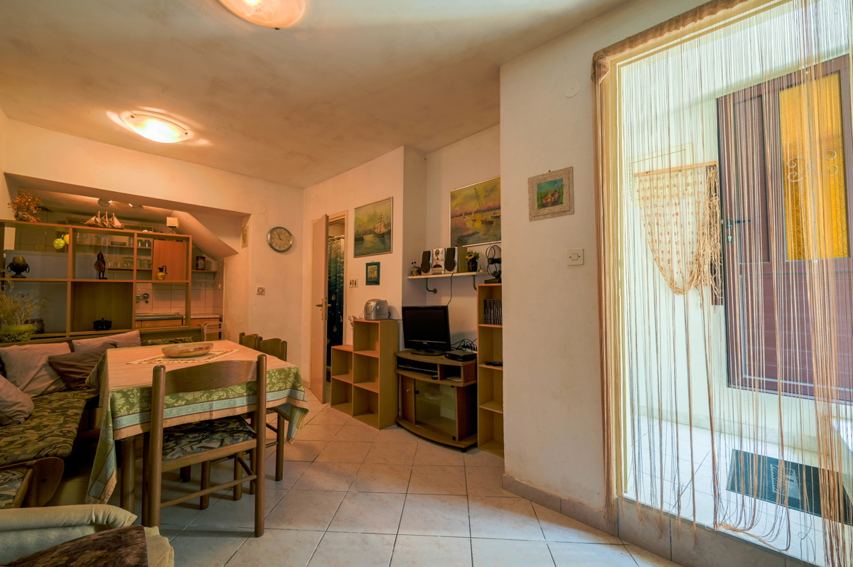 Čudovite kamnite hiše v starem delu Murterja z razgledom na morje in parkirnim mestom