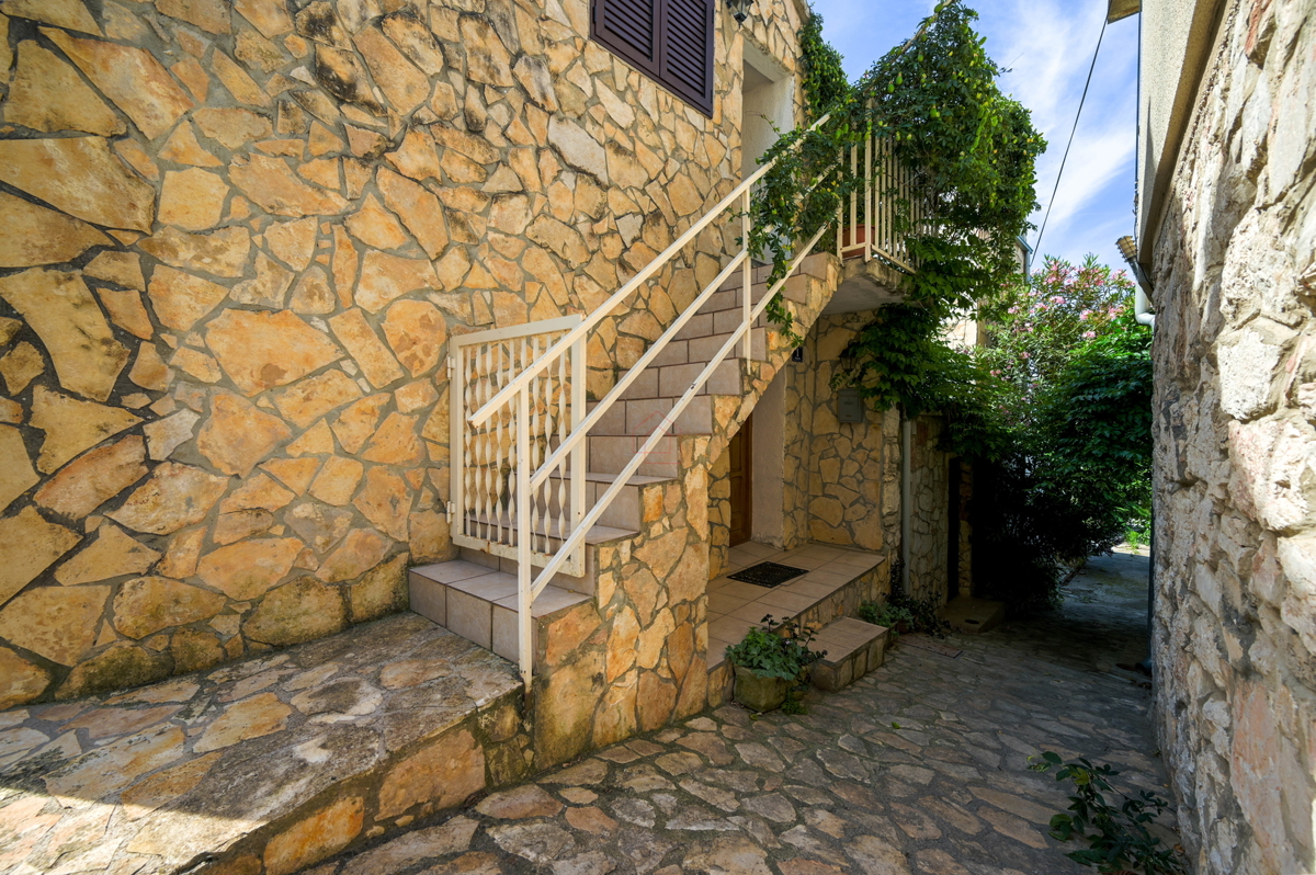 Čudovite kamnite hiše v starem delu Murterja z razgledom na morje in parkirnim mestom