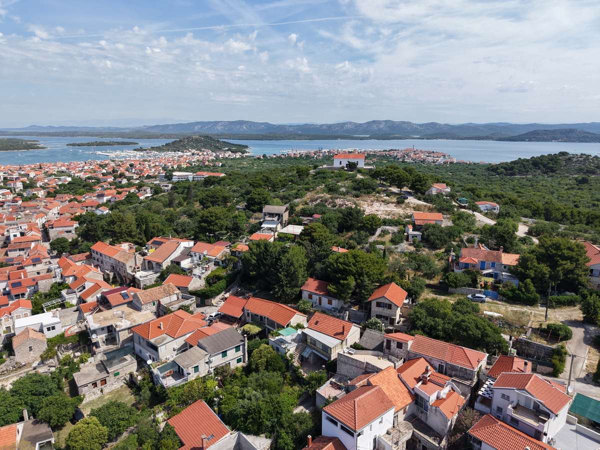 Čudovite kamnite hiše v starem delu Murterja z razgledom na morje in parkirnim mestom