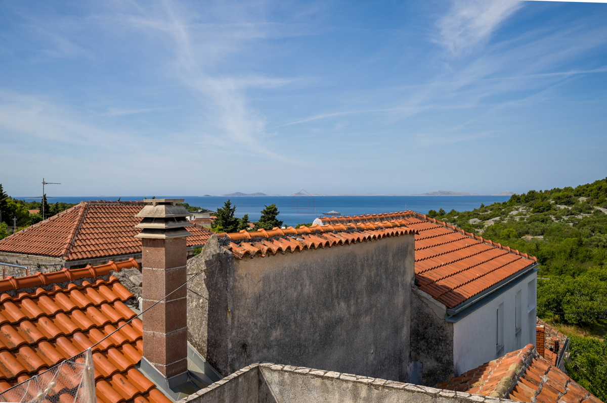 Čudovite kamnite hiše v starem delu Murterja z razgledom na morje in parkirnim mestom