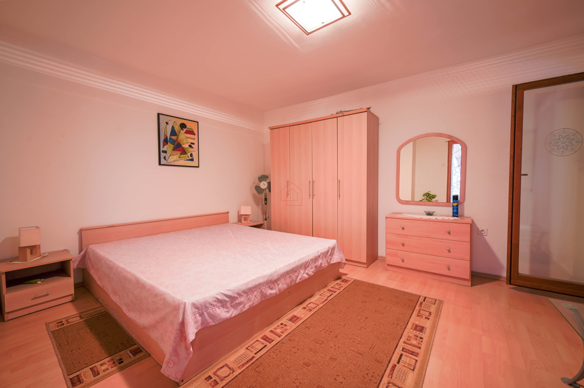 Čudovite kamnite hiše v starem delu Murterja z razgledom na morje in parkirnim mestom