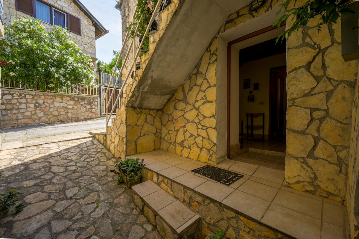 Čudovite kamnite hiše v starem delu Murterja z razgledom na morje in parkirnim mestom