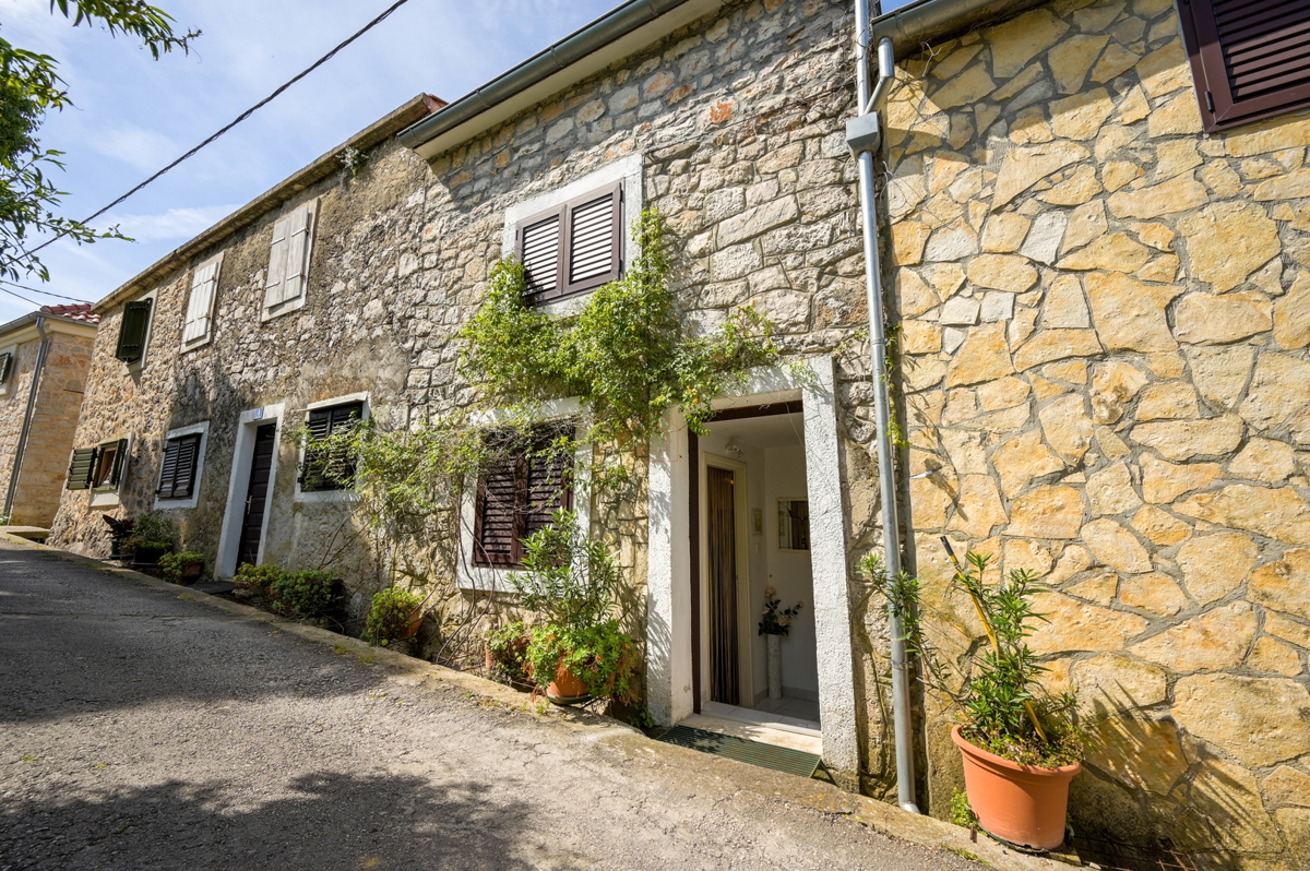 Čudovite kamnite hiše v starem delu Murterja z razgledom na morje in parkirnim mestom