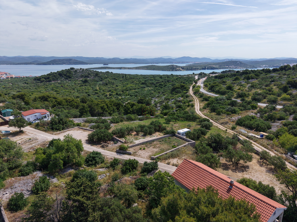 Čudovite kamnite hiše v starem delu Murterja z razgledom na morje in parkirnim mestom
