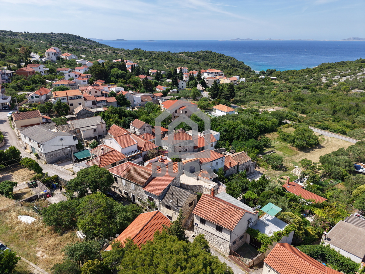 Čudovite kamnite hiše v starem delu Murterja z razgledom na morje in parkirnim mestom
