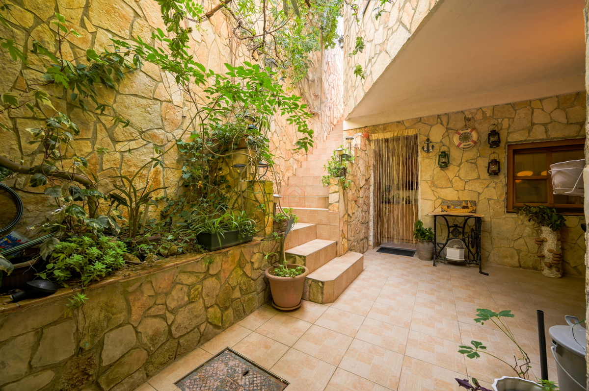 Čudovite kamnite hiše v starem delu Murterja z razgledom na morje in parkirnim mestom