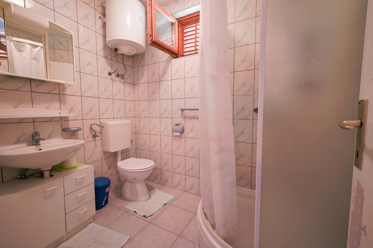 Čudovite kamnite hiše v starem delu Murterja z razgledom na morje in parkirnim mestom