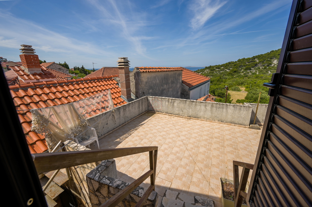 Čudovite kamnite hiše v starem delu Murterja z razgledom na morje in parkirnim mestom