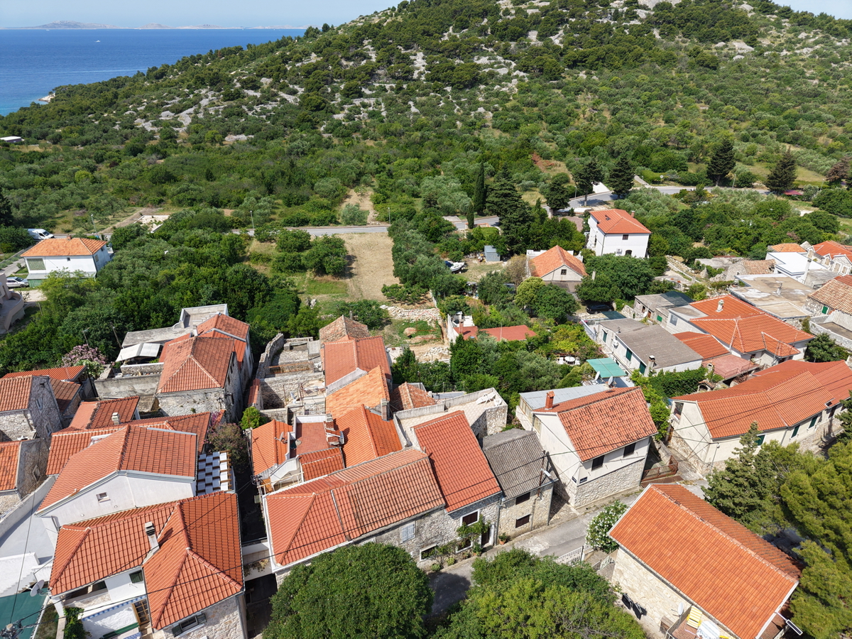 Čudovite kamnite hiše v starem delu Murterja z razgledom na morje in parkirnim mestom