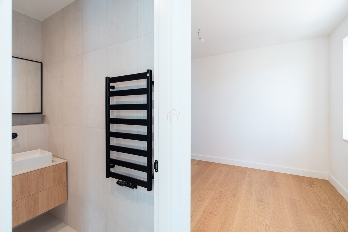 Dvoetažno oblikovan stan tik ob morju v urejenem naselju