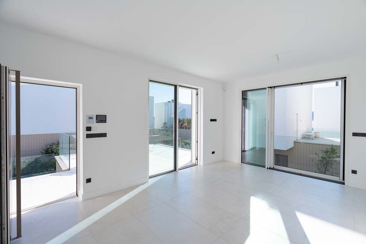 Dvoetažno oblikovan stan tik ob morju v urejenem naselju