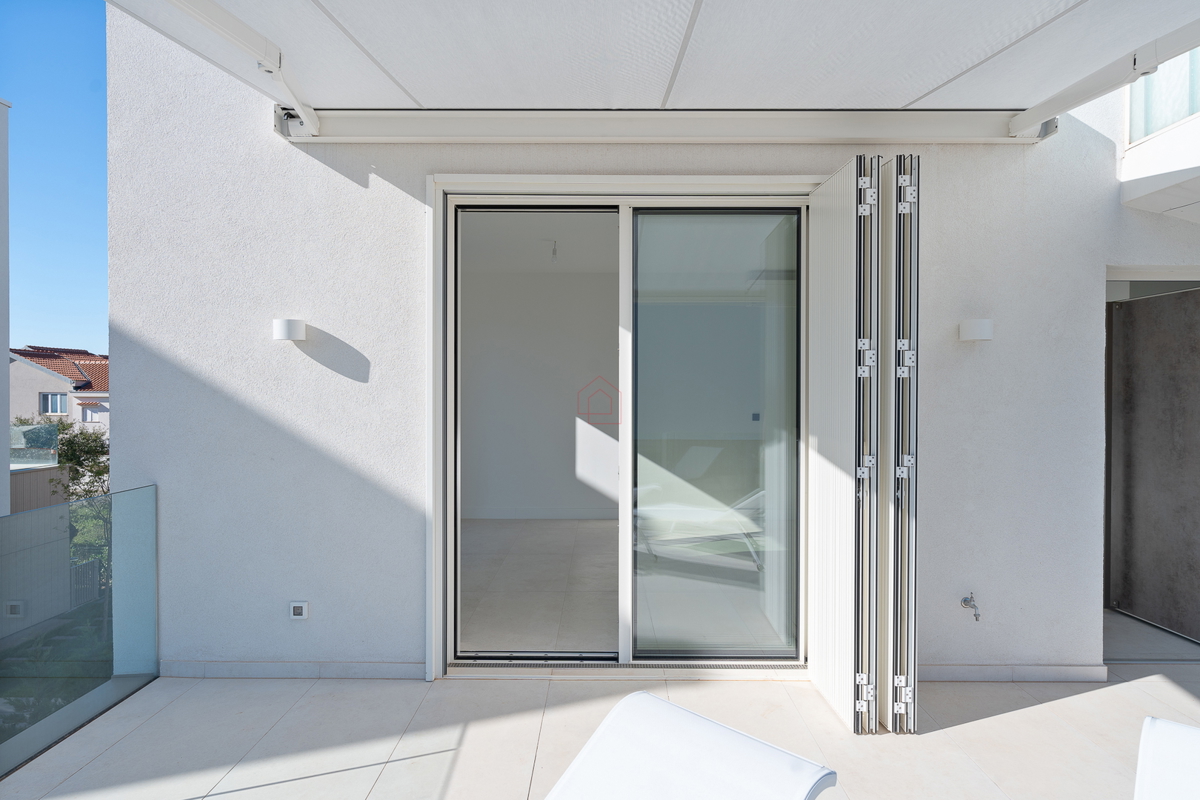 Dvoetažno oblikovan stan tik ob morju v urejenem naselju