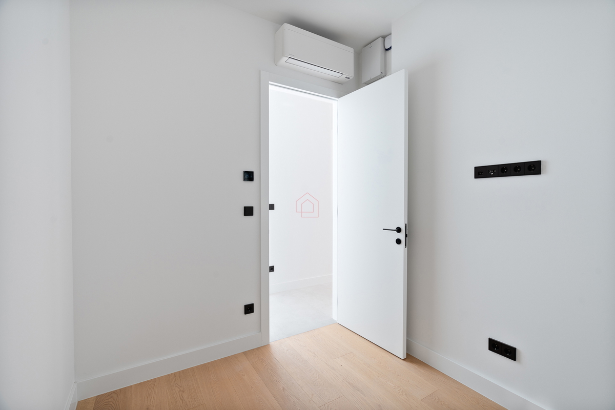 Dvoetažno oblikovan stan tik ob morju v urejenem naselju