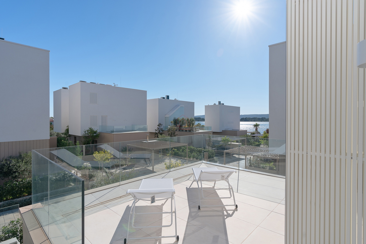 Dvoetažno oblikovan stan tik ob morju v urejenem naselju