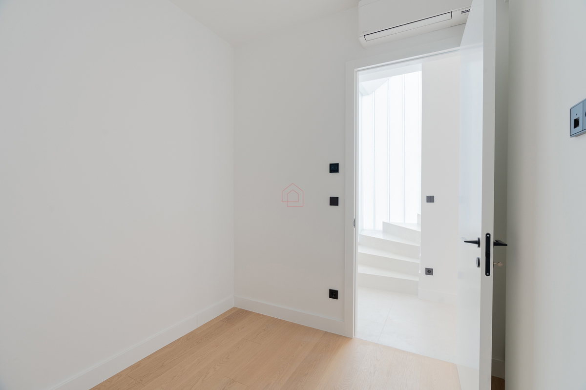 Dvoetažno oblikovan stan tik ob morju v urejenem naselju