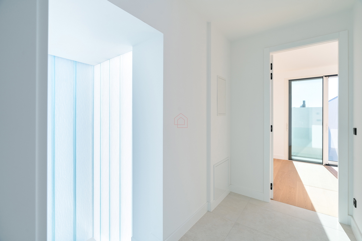 Dvoetažno oblikovan stan tik ob morju v urejenem naselju